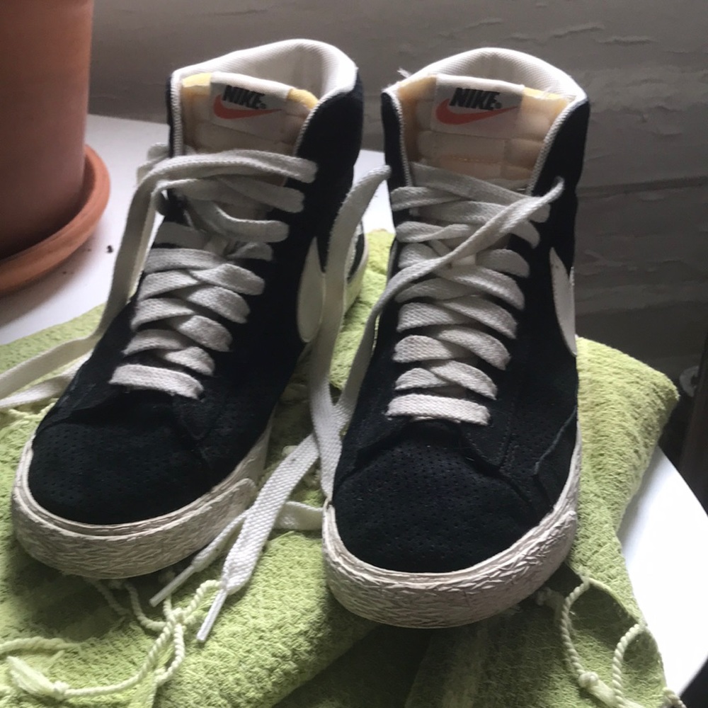 Black and white Nike blazer high tops! Teal sole